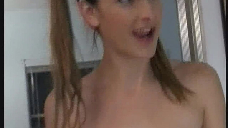 THAGSON 18+: Geile milf vingert druipend poesje en pist in de badkamer...
