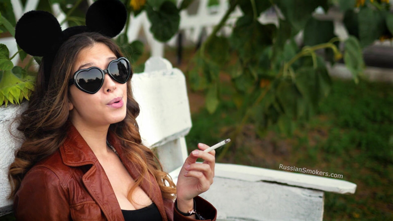 Russian Smokers: 官能的なロシアの天使が日差しの中でタバコを吸う