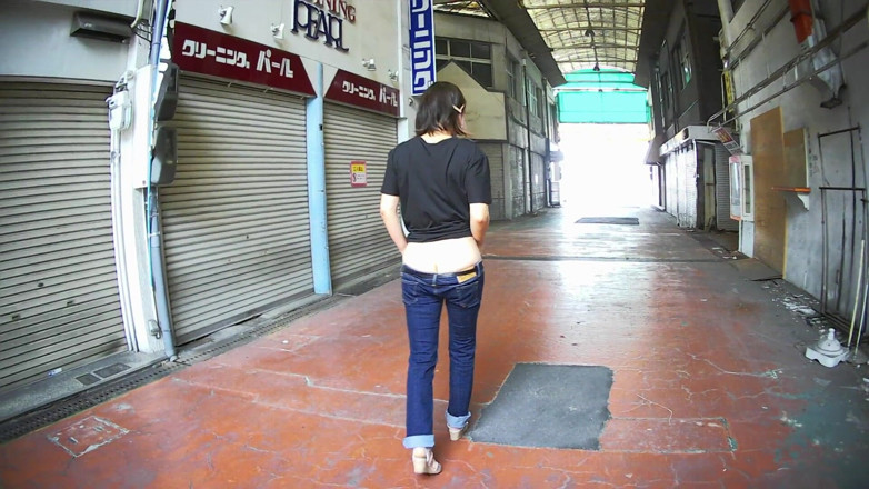 Mayumi Kanzaki: Tante seksi dengan celana jins ultra low rise di luar...