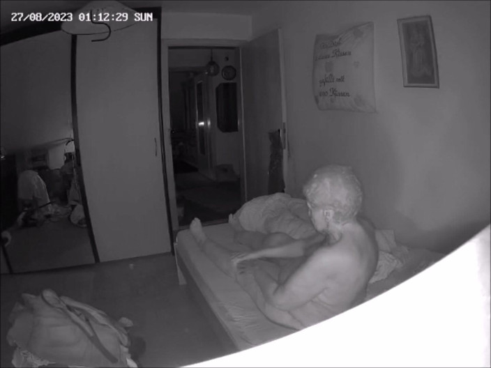 Heisseoma: Oma wichst spät in der nacht wieder ihre muschi