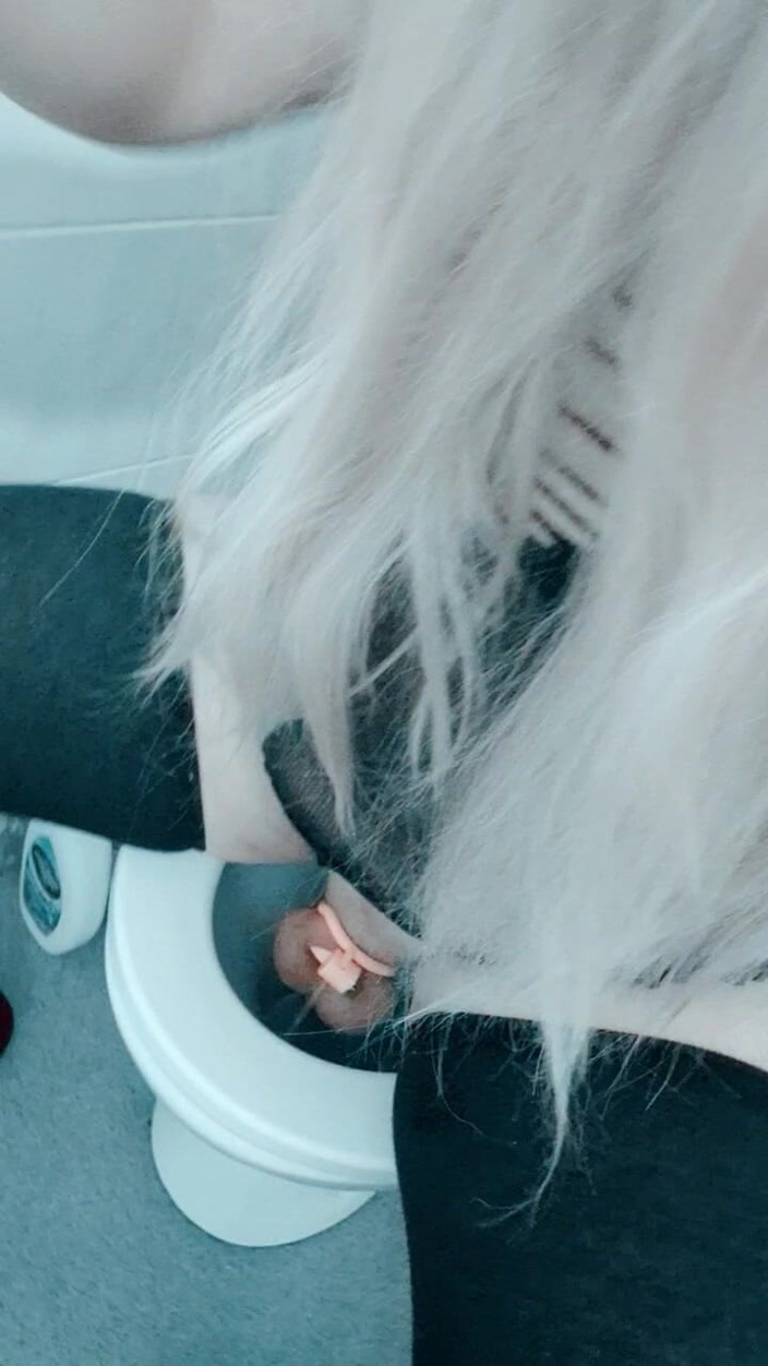 Tinychubman: Alicia-sissy-smallz 순결과 오줌을 입은 작은 젖은 젖탱이 자지 Sissy