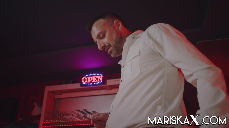 Mariska x: Mariska adora quando sua namorada Tina é fodida