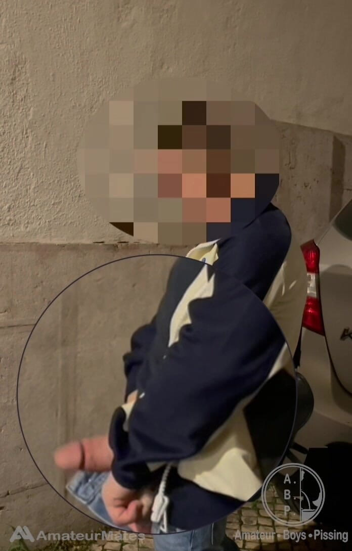 AmateurBoysPissing: Любительський хлопець знімає свій жирний вирізаний член з джинсів і писяє на вулиці