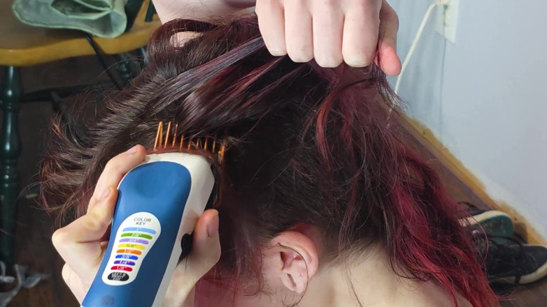 Vibra King Video: Punk gotică își rade capul