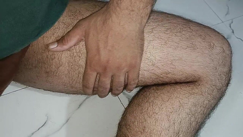 LovedSunsine1990: Bavím se svým penisem při polykání čaje.