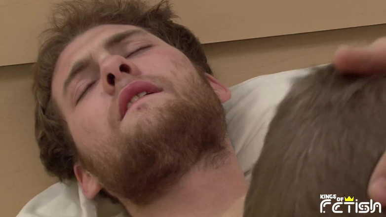 Gay Diaries: Tipo tatuado obtiene su gran polla chupada en la cama...