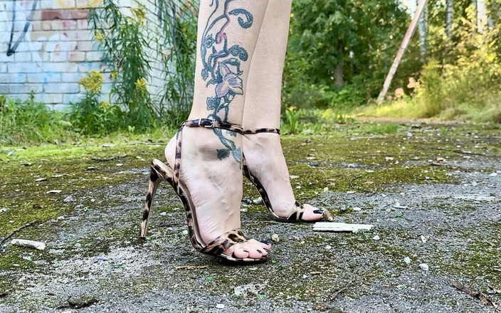 Julia domaina: Nouvelles sandales léopardes talons hauts stiletto sur la route, près...