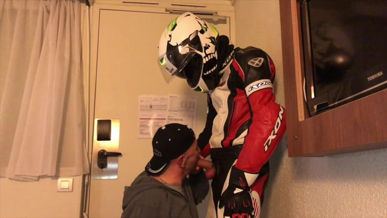 HUMLIATION AND SPANKING PORN: Umiliazione in hotel con un motociclista con abiti fetish