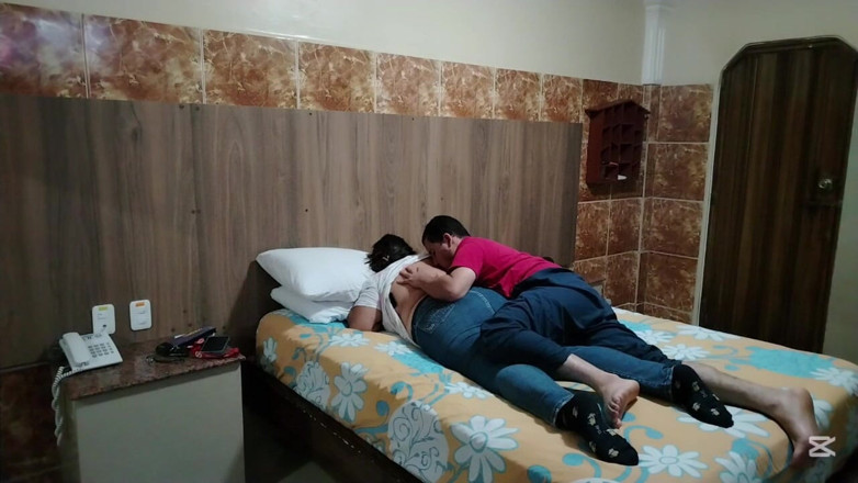 Stepmom_with_big_tits: Ce delicioasă este să-mi dezbrac mama vitregă columbiană țâțoasă în timp ce...