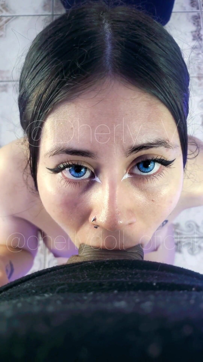 DherlyDoll: La belle-sœur de mon ami me taille une pipe douce...