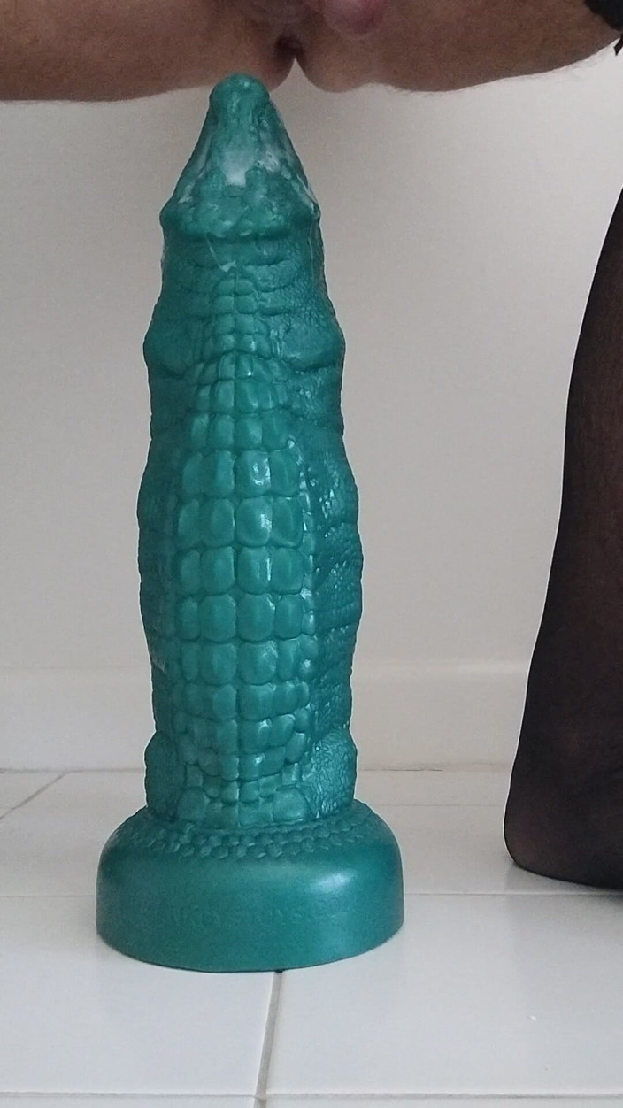 dragontrainer5: CD dengan lingerie seksi ini lagi asik muasin memeknya pakai...