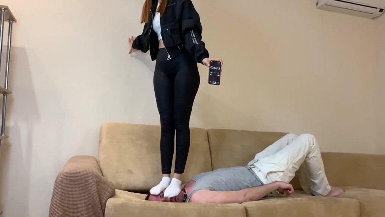 Petite Princesses Femdom: Petite mais jovem meia-irmã escravizou seu meio-irmão e o humilha...