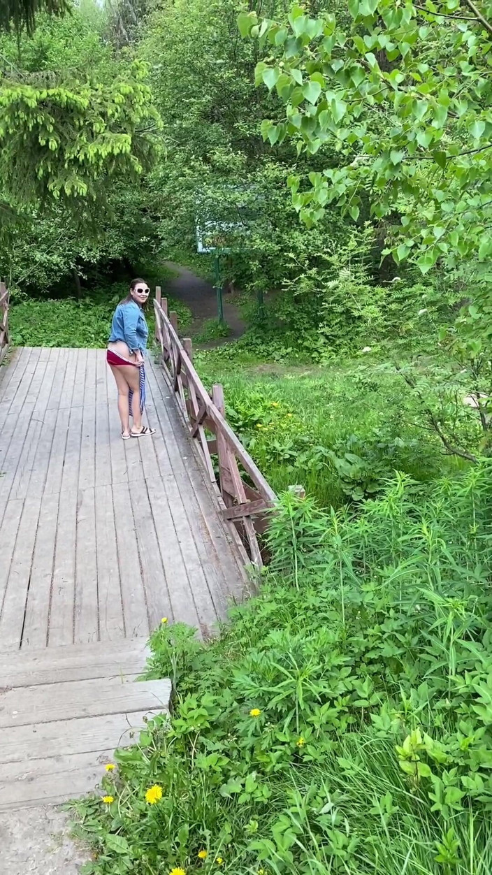 Ms Pee Piss: Stå kissa från bron