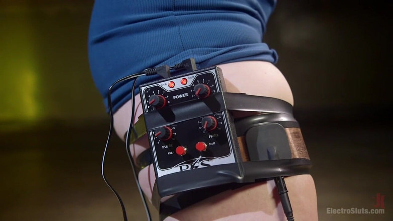 Electrosluts by Kink: Жорстка електрошлюха Белла Россі підкоряється гарячій феммі Дейзі Дукаті