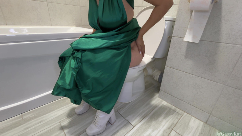 GassyKat: Prom night furzen - grünes kleid &amp; weiße absätze
