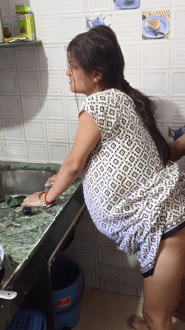 Aalox: भारतीय देसी गांव भाभी की रसोई में देसी भाभी द्वारा चुदाई