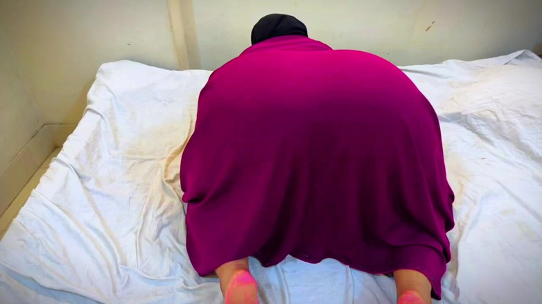 Your Boy's Cum: Arabská dívka v hidžábu vloží hračku do baculaté velké zadkové...
