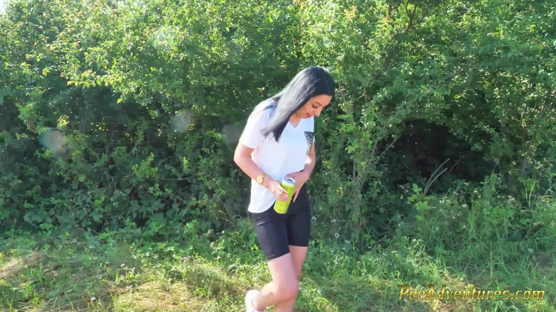 Pee Adventures: Elle essaye de se vider la vessie dehors