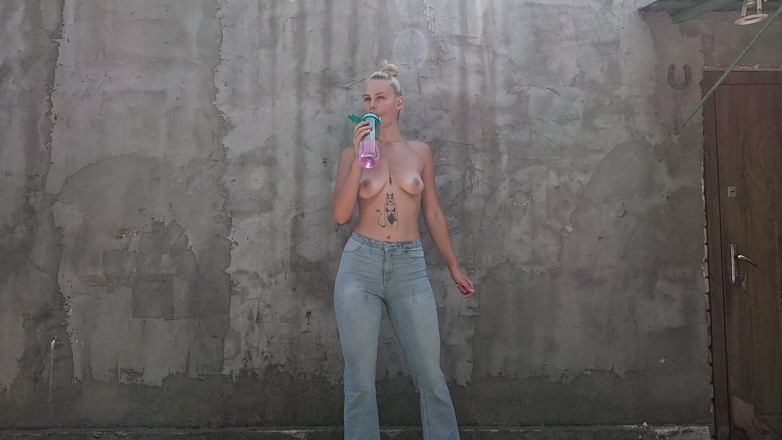 HotPrincessUA: Vergogna dai jeans bagnati: una ragazza disperata in topless fa...