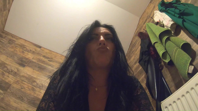 MilfyCalla: Badrum toalett fetisch. Spetsrock smutsig prat och blank klänning kissa...