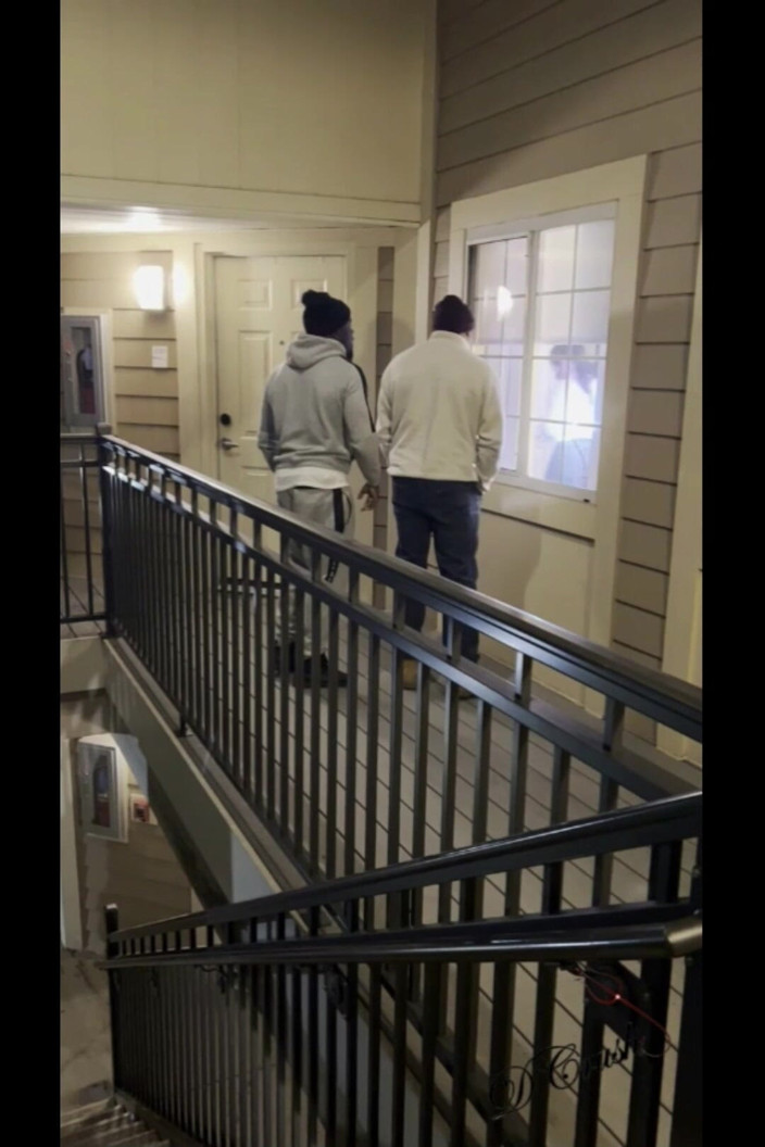 Dem heavy hittas: Une femme taattée invite DHH à l’intérieur