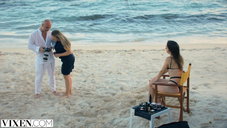 Vixen: VIXEN, une modèle se fait baiser passionnément sur la plage