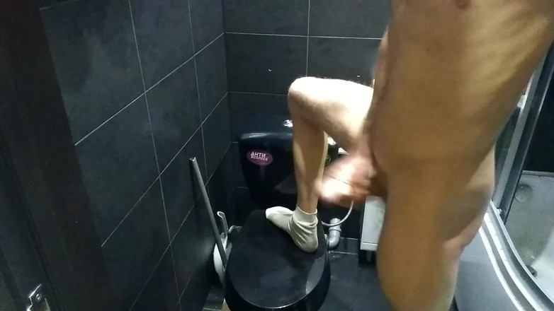Boys in Action: Gözlüklü sıska adam banyoda mastürbasyon yapıyor