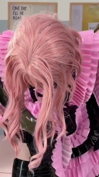 Latex ladies pranzo parte 2 - la cameriera sissy cavalca il dildo