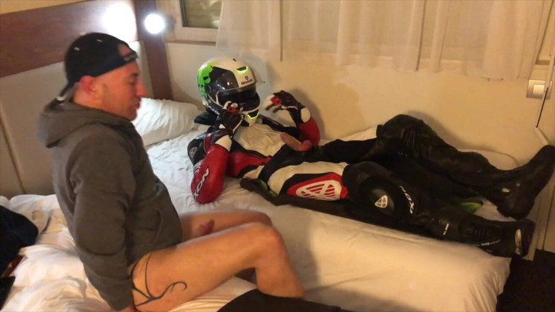 HUMLIATION AND SPANKING PORN: Förnedring på hotellet med fetischkläder cyklister