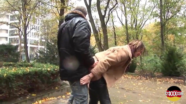 123XXX - Fucked Amateurs in Germany!: Une brune souriante se fait baiser dans un parc