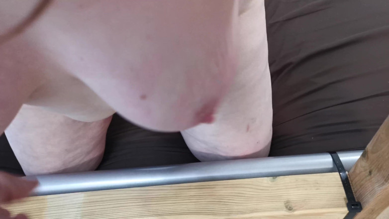 Bouncy Tits Action: लटकते स्तन, निप्पल क्लैंप और अन्य सजा