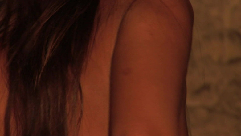 Hot Girlz: Des couples itinérants baisent dans la grotte parce qu'ils sont...