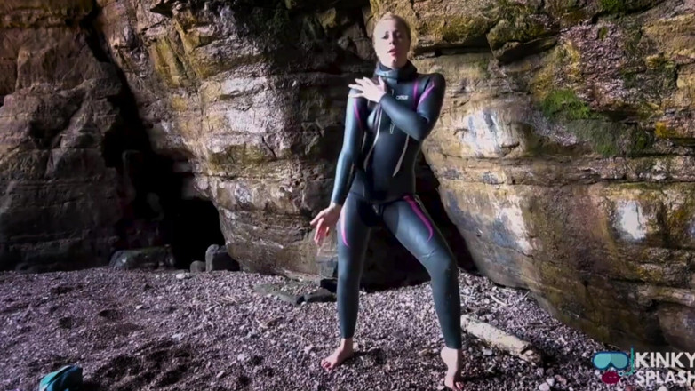 UKCuteGirl Lucy Lauren: Wetsuit cao su sáng bóng trêu chọc trong hang động riêng...