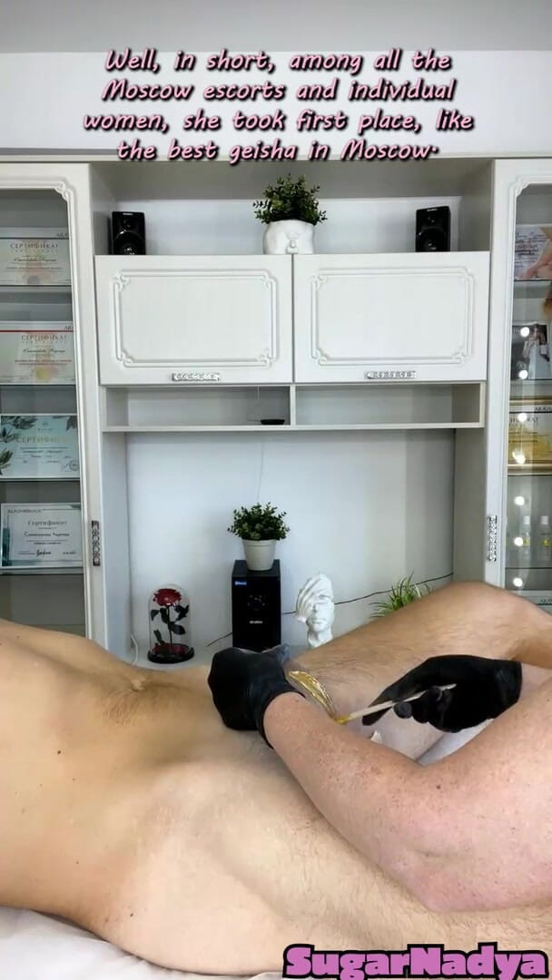 SugarNadya: Le client jouit vigoureusement pendant la épilation