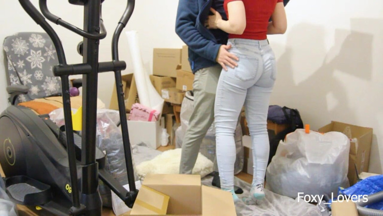 Foxy_Lovers: Si blonde tanpa wang perlu membayar bil untuk berpindah dari...