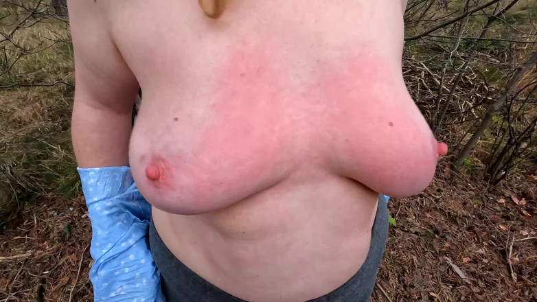 Bouncy Tits Action: Borsten slaan buitenshuis