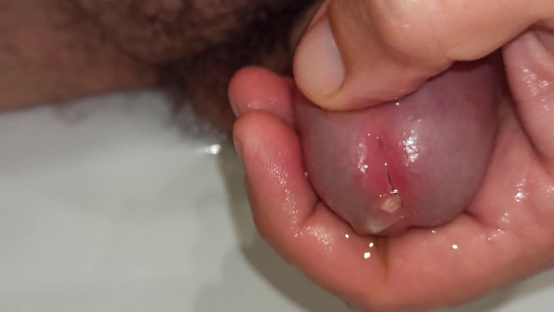 Kinky Guy: क्लोज अप मूतना और पेशाब के छेद के साथ खेलना