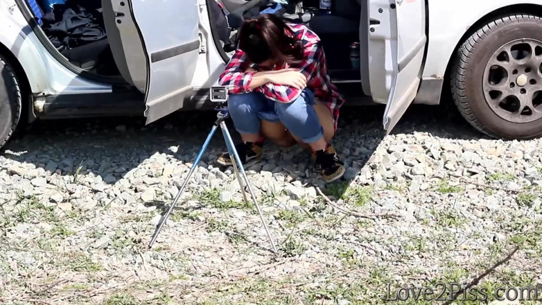 Love 2 Piss: Ze wordt bijna betrapt op plassen voor een auto