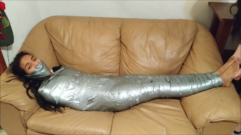 Selfgags Latina Bondage: Gadis imut latina pertama kali dicrot di dalam!