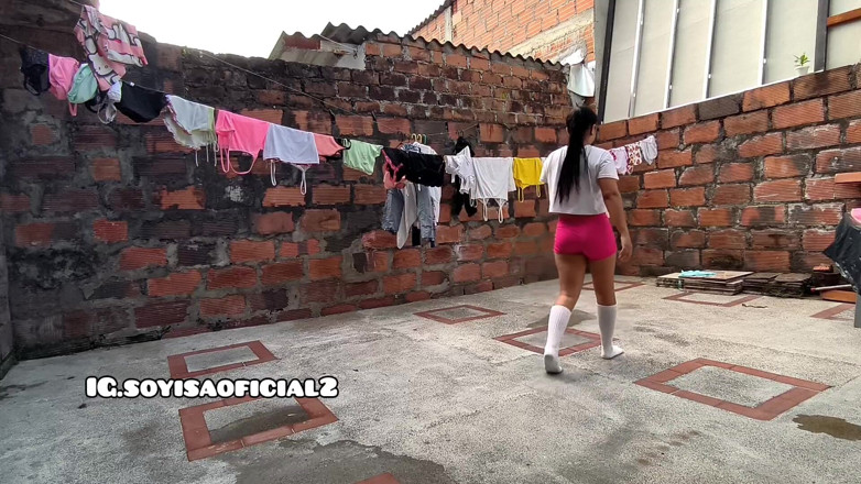 Isabel: Ich schmutzige meine socken im garten