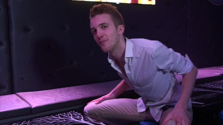 Kinky Bareback Boys: Theo seksi üst düzey sarışın adam Eden tarafından korunmasız sikiliyor