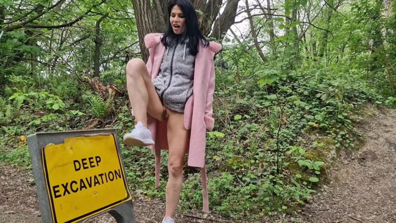 Nicky Brill: À poil, béance et pisse à poil dehors