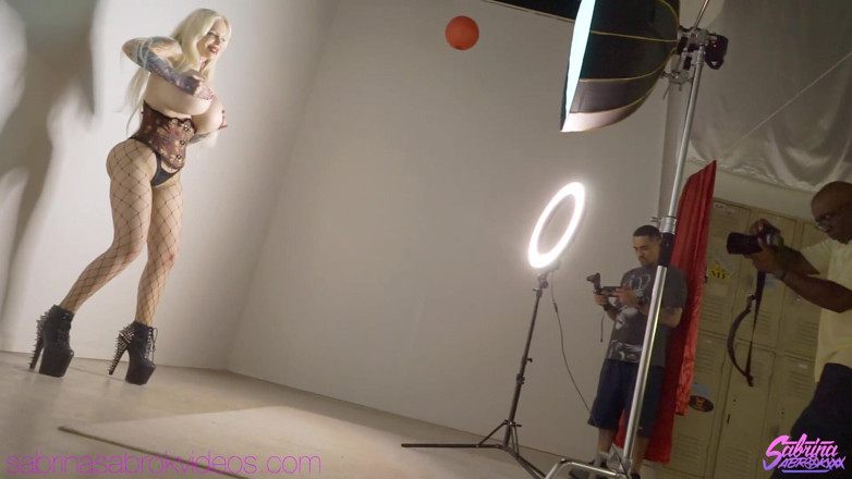 Sabrina Sabrok: Focení Red Papoušku v zákulisí stripklubu