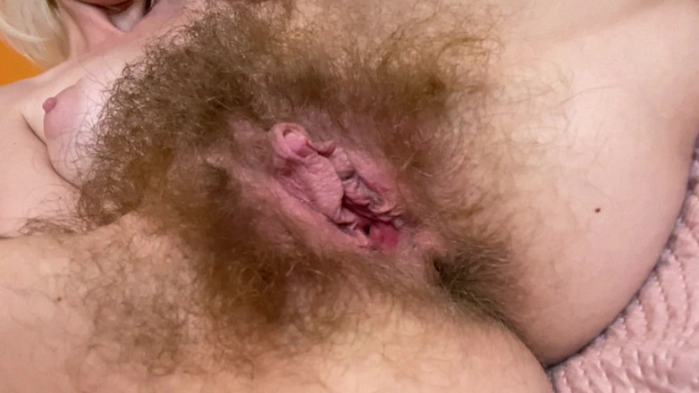 Cuteblonde666: Блондинка с большим клитором дрочит и играет в киску с зияющей огромной мохнаткой