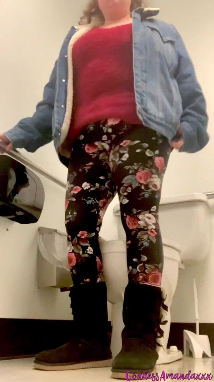 Goddess Amanda: Une BBW À Gros Cul Dans Les Toilettes Publiques