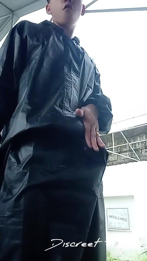 Troye_AsianPinoy: Pinoy thủ dâm ngoài trời tại nghĩa trang - tôi gần...