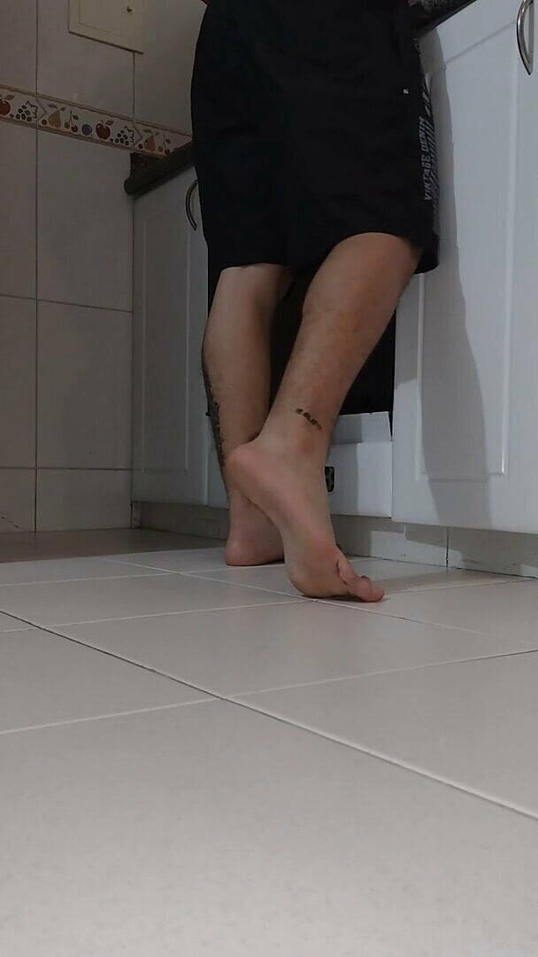 Tomas Styl: Latino montre ses pieds en cuisinant