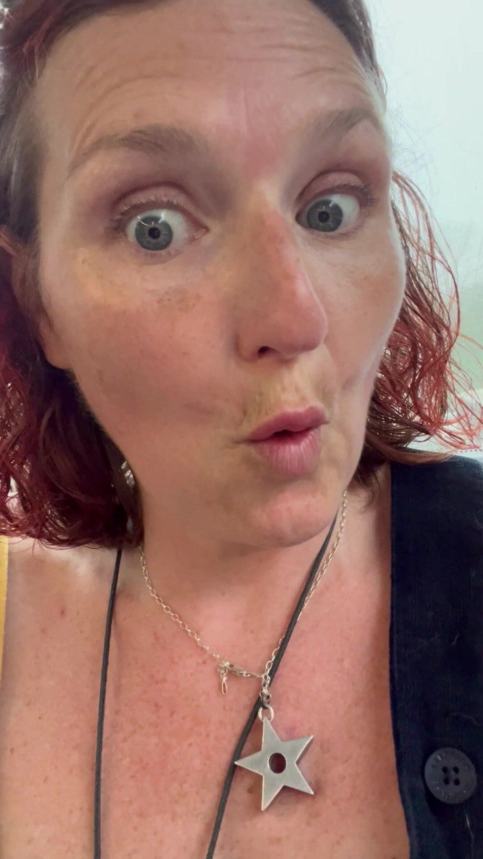 MistressWriggler: 当你在公交车上突击队手淫时，你的手指在高潮时锁住