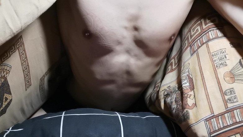 SEXY_GUYBEST: Me emocioné mucho y me froté contra la almohada suave...