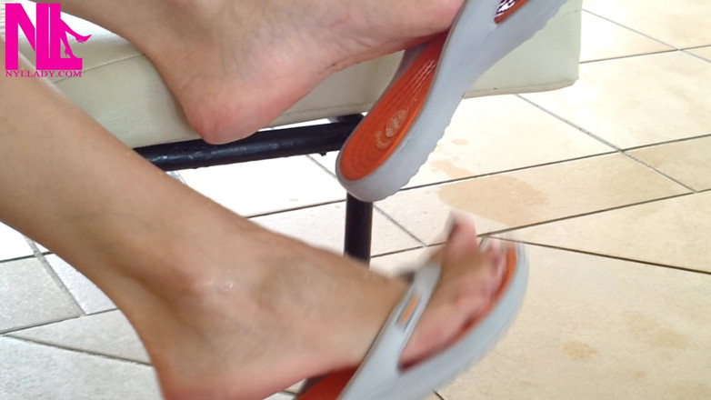 Nyllady: Baise avec des tongs orange dans une piscine